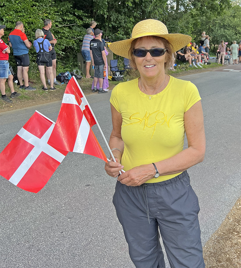 Kirsten stod klar i gult, da Jonas Vingegaard slår vejen forbi